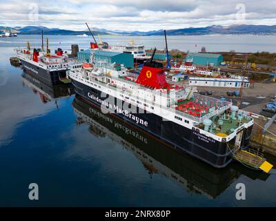 Traghetto per Glen Sannox al molo di Greenock. Altri tre traghetti Caledonian Macbrayne sono le riparazioni e la manutenzione di Alsoundergoing, Isola di Lewis, il Cal Foto Stock