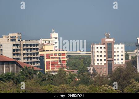 Panjim, Goa, India - Gennaio 2023: Architettura moderna in un ambiente verde nello skyline della città di Panaji. Foto Stock