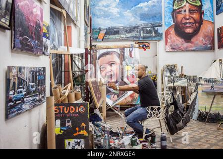 Il pittore Sanlly Viera Alarcon, galleria e workshop, in Empedrado street, Habana Vieja district, La Habana, Cuba Foto Stock