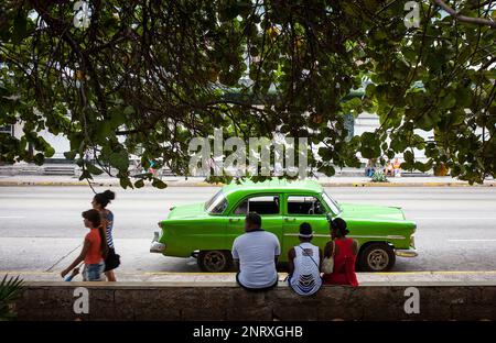 Scena di strada a 23 Street, a La Rampa, vicino al Malecon, quartiere Vedado, La Habana, Cuba Foto Stock