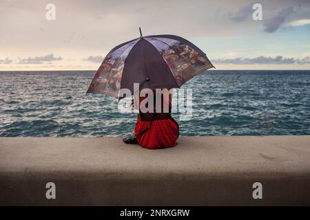 Per la donna, in Malecón, La Habana, Cuba Foto Stock