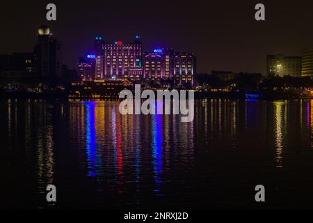 kolkata, bengala occidentale 11 2022 luglio. Paesaggio urbano notturno di kolkata di notte con il fiume hooghly di fronte. Edificio SBI nel mezzo. Foto Stock