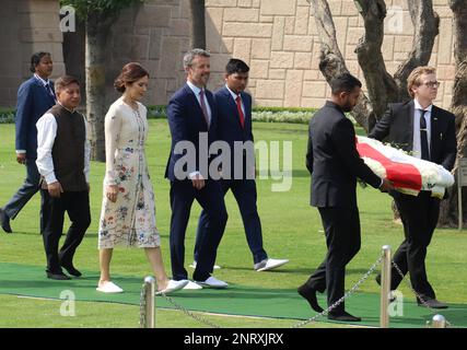 Nuova Delhi, India. 27th Feb, 2023. Il principe ereditario danese Frederik Andre Henrik Christian (C) e la principessa ereditaria Mary Elizabeth (3rd da sinistra) arrivano a porre una corona al memoriale Mahatma Gandhi a Rajghat a Nuova Delhi. Il principe ereditario danese e la principessa arrivano per una visita ufficiale a Nuova Delhi, India, dal 26 febbraio al 2 marzo. La visita è la prima mai effettuata dalla famiglia reale danese in due decenni. Credit: SOPA Images Limited/Alamy Live News Foto Stock