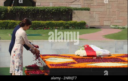 Nuova Delhi, India. 27th Feb, 2023. La principessa danese Mary Elizabeth paga tributi floreali al memoriale Mahatma Gandhi a Rajghat a Nuova Delhi. Il principe ereditario danese e la principessa arrivano per una visita ufficiale a Nuova Delhi, India, dal 26 febbraio al 2 marzo. La visita è la prima mai effettuata dalla famiglia reale danese in due decenni. Credit: SOPA Images Limited/Alamy Live News Foto Stock