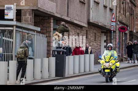 Fotografo che scatta una foto di marzo sul Royal Mile con il motociclista della polizia, Edimburgo, Scozia, Regno Unito Foto Stock