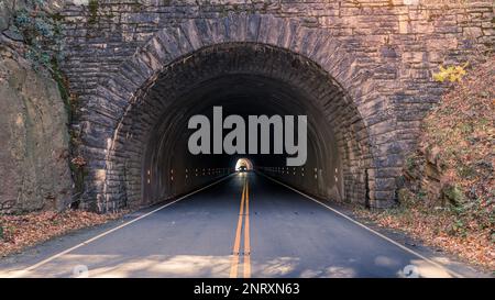 L'auto attraversa un tunnel sulla Blue Ridge Parkway vicino ad Asheville, North Carolina Foto Stock