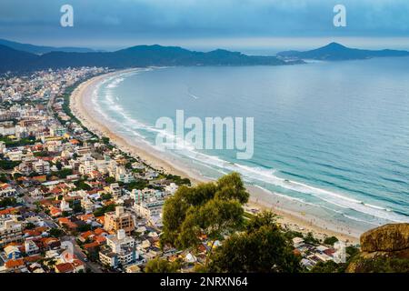 Vista panoramica delle spiagge di canto grande e Mariscal a Bombinhas, Brasile Foto Stock