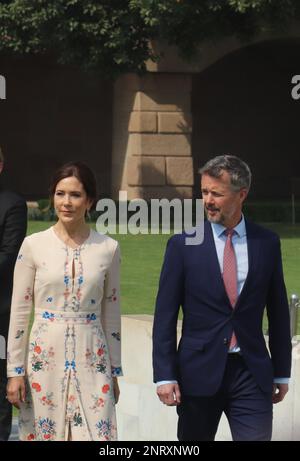 Nuova Delhi, India. 27th Feb, 2023. Il principe ereditario danese Frederik Andre Henrik Christian (R) e la principessa ereditaria Mary Elizabeth (L) visti dopo aver prestato una corona al memoriale Mahatma Gandhi a Rajghat a Nuova Delhi. Il principe ereditario danese e la principessa arrivano per una visita ufficiale a Nuova Delhi, India, dal 26 febbraio al 2 marzo. La visita è la prima mai effettuata dalla famiglia reale danese in due decenni. (Foto di Naveen Sharma/SOPA Images/Sipa USA) Credit: Sipa USA/Alamy Live News Foto Stock