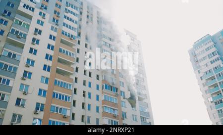 Kiev, Ucraina - 15 novembre 2022: Il fumo proviene dalle camere bruciate in un edificio a più piani. Fuoco nell'appartamento. Viene da fumo nero spesso Foto Stock