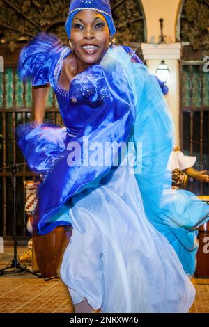 Prestazioni,Yoruba danze religiose,Afro danza, in istituzione religiosa di Yoruba Associazione Culturale a l'Avana Vecchia, Habana Vieja, La Habana, Cuba Foto Stock