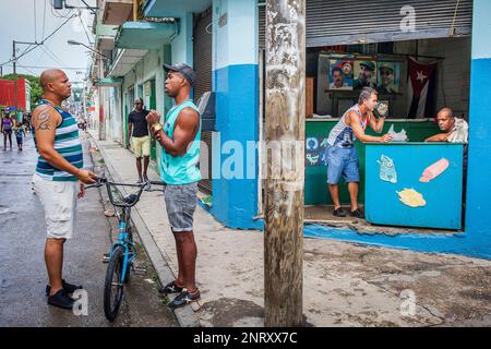 Scena di strada, a San Martin street,Centro Habana district, La Habana, Cuba Foto Stock