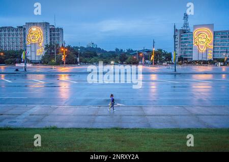 Piazza della Rivoluzione, murales di Che Guevara e di Camilo Cienfuegos, La Habana, Cuba Foto Stock