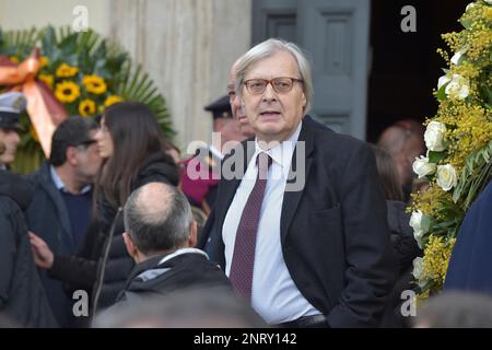 Roma, Italia. 27th Feb, 2023. Vittorio Sgarbi Roma, funerale di Maurizio Costanzo. 27 febbraio 2023 Credit: dpa/Alamy Live News Foto Stock