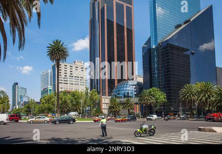 Paseo de la Reforma, a destra Borsa messicana edificio, Centro Bursatil, Città del Messico, Messico Foto Stock