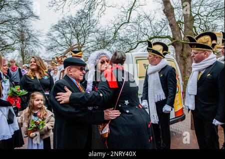 La gente ha visto allietare la coppia mentre arriva alla cappella. La tradizione del falso matrimonio contadino durante il carnevale risale al XVI secolo, la nobiltà giocava il ruolo dei contadini e i contadini erano i signori. A Nijmegen, Anja e Theo Wijlemans sono state la coppia di nozze del contadino, quest'anno. La coppia si è riunita nella cappella di Valkhof, indossando abiti tradizionali contadini e circondata da persone che indossavano costumi vivaci. Il matrimonio del contadino è una delle tradizioni del Carnevale Olandese, specialmente nel Limburgo, nel Brabante del Nord e nel Gelderland. Il rituale dell'inversione era l'essenza Foto Stock