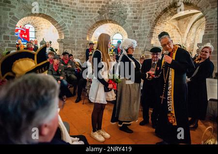 Il falso sacerdote visto sposare la coppia. La tradizione del falso matrimonio contadino durante il carnevale risale al XVI secolo, la nobiltà giocava il ruolo dei contadini e i contadini erano i signori. A Nijmegen, Anja e Theo Wijlemans sono state la coppia di nozze del contadino, quest'anno. La coppia si è riunita nella cappella di Valkhof, indossando abiti tradizionali contadini e circondata da persone che indossavano costumi vivaci. Il matrimonio del contadino è una delle tradizioni del Carnevale Olandese, specialmente nel Limburgo, nel Brabante del Nord e nel Gelderland. Il rituale di inversione era l'essenza del carnevale a. Foto Stock