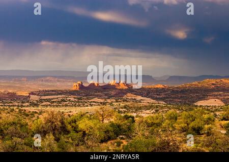 Estate monsone tempesta nuvole sopra il pascolo di Arth, Arth's Rima & Distant Arches NP dal punto di vista Plateau, Moab, Utah. Foto Stock