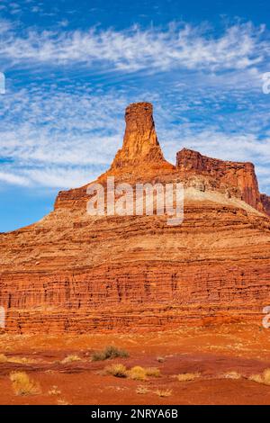 Un butte di arenaria di Wingate lungo lo Shafer Trail vicino a Moab, Utah. Foto Stock