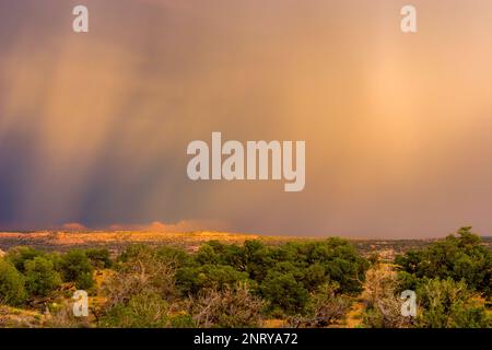 Tempesta di monsoni estivi con nuvole colorate al tramonto sul pascolo di Arth, visto dal punto di vista dell'altopiano, Moab, Utah. Foto Stock