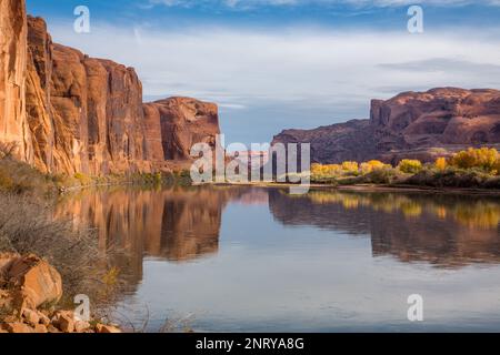 Le scogliere di arenaria di Wingate lungo il fiume Colorado con il Portale ai margini della Moab Valley, vicino a Moab, Utah. Foto Stock