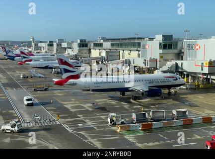 Crawley, Sussex, Inghilterra, Regno Unito. 2022. Aerei passeggeri sul grembiule di un aeroporto. Foto Stock