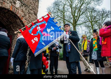 21 febbraio 2023, Nijmegen, Paesi Bassi: Un uomo dell'organizzazione del Carnevale visto andare all'interno della cappella con una bandiera. La tradizione del falso matrimonio contadino durante il carnevale risale al XVI secolo, la nobiltà giocava il ruolo dei contadini e i contadini erano i signori. A Nijmegen, Anja e Theo Wijlemans sono state la coppia di nozze del contadino, quest'anno. La coppia si è riunita nella cappella di Valkhof, indossando abiti tradizionali contadini e circondata da persone che indossavano costumi vivaci. Il matrimonio del contadino è una delle tradizioni del Carnevale Olandese, specialmente nel Limburgo, Nord Foto Stock