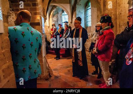 Nijmegen, Paesi Bassi. 21st Feb, 2023. Il falso sacerdote, monaca e altri ospiti visto guardare la coppia entrare nella cappella. La tradizione del falso matrimonio contadino durante il carnevale risale al XVI secolo, la nobiltà giocava il ruolo dei contadini e i contadini erano i signori. A Nijmegen, Anja e Theo Wijlemans sono state la coppia di nozze del contadino, quest'anno. La coppia si è riunita nella cappella di Valkhof, indossando abiti tradizionali contadini e circondata da persone che indossavano costumi vivaci. Il matrimonio del contadino è una delle tradizioni del Carnevale olandese, specialmente nel Limburgo, Nor Foto Stock