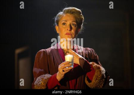 Tracy-Ann Oberman (Shylock) nel MERCANTE DI VENEZIA 1936 dopo Shakespeare al Palace Theatre di Watford, Inghilterra 02/03/2023 adattato da Brigid Larmour & Tracy-Ann Oberman disegno: Liz Cooke illuminazione: Rory Beaton regista: Brigid Larmour Foto Stock