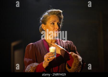 Tracy-Ann Oberman (Shylock) nel MERCANTE DI VENEZIA 1936 dopo Shakespeare al Palace Theatre di Watford, Inghilterra 02/03/2023 adattato da Brigid Larmour & Tracy-Ann Oberman disegno: Liz Cooke illuminazione: Rory Beaton regista: Brigid Larmour Foto Stock