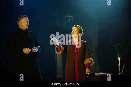 Raymond Coulthard (Antonio), Tracy-Ann Oberman (Shylock) nel MERCANTE DI VENEZIA 1936 dopo Shakespeare al Palace Theatre di Watford, Inghilterra 02/03/2023 adattato da Brigid Larmour & Tracy-Ann Oberman design: Liz Cooke illuminazione: Rory Beaton regista: Brigid Larmour Foto Stock