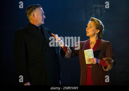 Raymond Coulthard (Antonio), Tracy-Ann Oberman (Shylock) nel MERCANTE DI VENEZIA 1936 dopo Shakespeare al Palace Theatre di Watford, Inghilterra 02/03/2023 adattato da Brigid Larmour & Tracy-Ann Oberman design: Liz Cooke illuminazione: Rory Beaton regista: Brigid Larmour Foto Stock