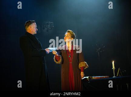 Raymond Coulthard (Antonio), Tracy-Ann Oberman (Shylock) nel MERCANTE DI VENEZIA 1936 dopo Shakespeare al Palace Theatre di Watford, Inghilterra 02/03/2023 adattato da Brigid Larmour & Tracy-Ann Oberman design: Liz Cooke illuminazione: Rory Beaton regista: Brigid Larmour Foto Stock