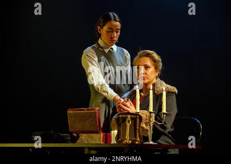 l-r: Grainne Dromgoole (Jessica), Tracy-Ann Oberman (Shylock) nel MERCANTE DI VENEZIA 1936 dopo Shakespeare al Palace Theatre, Watford, Inghilterra 02/03/2023 adattato da Brigid Larmour & Tracy-Ann Oberman design: Liz Cooke Lighting: Rory Beaton regista: Brigid Larmour Foto Stock