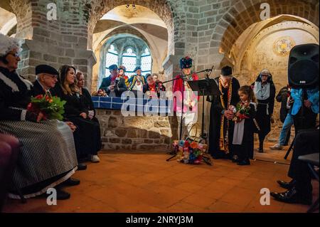 Nijmegen, Paesi Bassi. 21st Feb, 2023. Il falso sacerdote è visto dare un paio di portachiavi alla nipote durante la cerimonia. La tradizione del falso matrimonio contadino durante il carnevale risale al XVI secolo, la nobiltà giocava il ruolo dei contadini e i contadini erano i signori. A Nijmegen, Anja e Theo Wijlemans sono state la coppia di nozze del contadino, quest'anno. La coppia si è riunita nella cappella di Valkhof, indossando abiti tradizionali contadini e circondata da persone che indossavano costumi vivaci. Il matrimonio del contadino è una delle tradizioni del Carnevale Olandese, specialmente a li Foto Stock