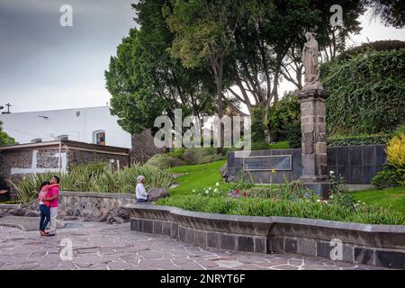 Questo è il luogo esatto in cui la Vergine Maria apparve all'indio Juan Diego in 1531, Giardini del Tepeyac, Nostra Signora di Guadalupe complessa, Messico Cit Foto Stock