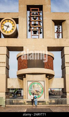 Il Carrillón, a forma di croce immagine che simboleggia il cosmo e chiamato a nahui ollin, davanti alla Madonna di Guadalupe Basilica, Città del Messico, Messico Foto Stock