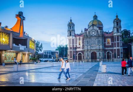 La vecchia e la nuova Basilica di Nostra Signora di Guadalupe, Città del Messico, Messico Foto Stock