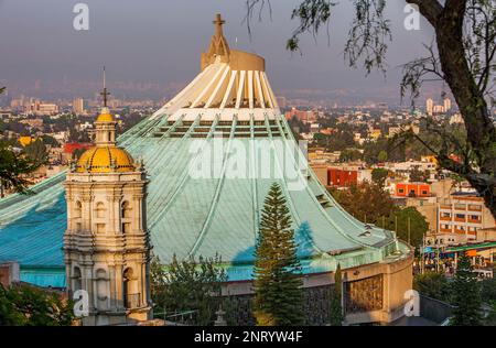 La vecchia e la nuova Basilica di Nostra Signora di Guadalupe, Città del Messico, Messico Foto Stock