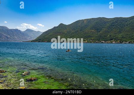 Montenegro. Baia di Cattaro. La baia più grande del Mare Adriatico. Il fiordo più meridionale d'Europa. Popolare luogo turistico. Vista dalla riva (spiaggia) Foto Stock