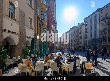 Sidewalk Cafe / Ristorante sulla Herzog-Friedrich Strasse nel centro storico (altstadt), Innsbruck, Austria Foto Stock