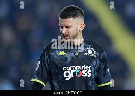 Empoli, Italia. 25th Feb, 2023. Guglielmo Vicario di Empoli FC reagisce durante la Serie A match tra Empoli e Napoli allo Stadio Carlo Castellani di Empoli il 25 febbraio 2023. Credit: Giuseppe Maffia/Alamy Live News Foto Stock