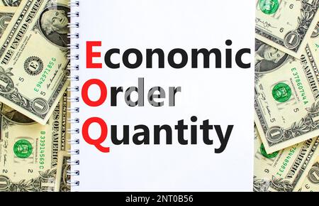 Simbolo quantità ordine economico EOQ. Concetto parole EOQ ordine economico quantità su bianco su uno sfondo bello da fatture in dollari. Business e. Foto Stock