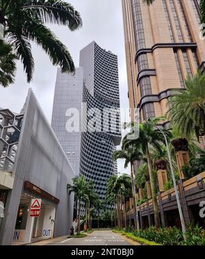 Bugis è un'area di Singapore che copre Bugis Street ora situata all'interno del centro commerciale Bugis Junction. Singapore. Foto Stock