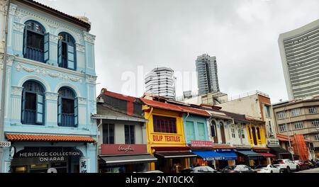 Bugis è un'area di Singapore che copre Bugis Street ora situata all'interno del centro commerciale Bugis Junction. Singapore. Foto Stock