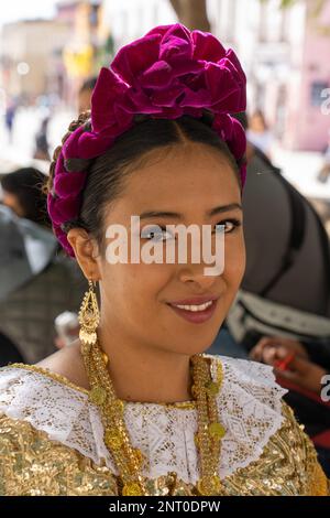 Una giovane donna vestita con il tradizionale abito formale di un Tehuana, o donna degli Isthums di Tehuantepec, Oaxaca, Messico. Foto Stock