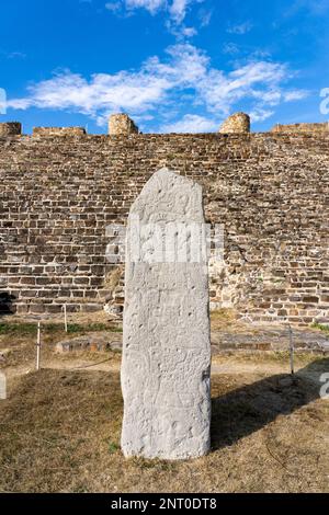 Stela 9 di fronte alla piattaforma Nord nelle rovine precolombiane di Monte Alban a Oaxaca, Messico. Patrimonio dell'umanità dell'UNESCO. Foto Stock