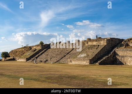 Stela 9 di fronte alla piattaforma Nord nelle rovine precolombiane di Monte Alban a Oaxaca, Messico. Patrimonio dell'umanità dell'UNESCO. Foto Stock