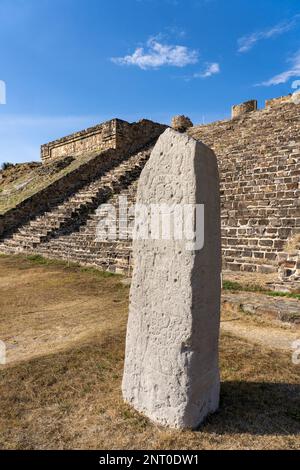 Stela 9 di fronte alla piattaforma Nord nelle rovine precolombiane di Monte Alban a Oaxaca, Messico. Patrimonio dell'umanità dell'UNESCO. Foto Stock