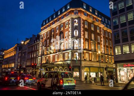 Fortnum & Mason, un grande magazzino di lusso con 2023 cartello, Piccadilly, Londra, Inghilterra, Regno Unito Foto Stock