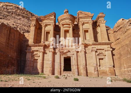 Ad Deir conosciuto anche come El Deir - Tempio del Monastero nell'antica città di Petra, Giordania. Incredibile sito patrimonio dell'umanità dell'UNESCO. Foto Stock